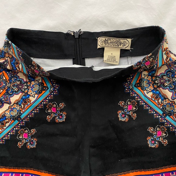 •• High Waisted Color Block Patterned Shorts •• - Picture 3 of 3